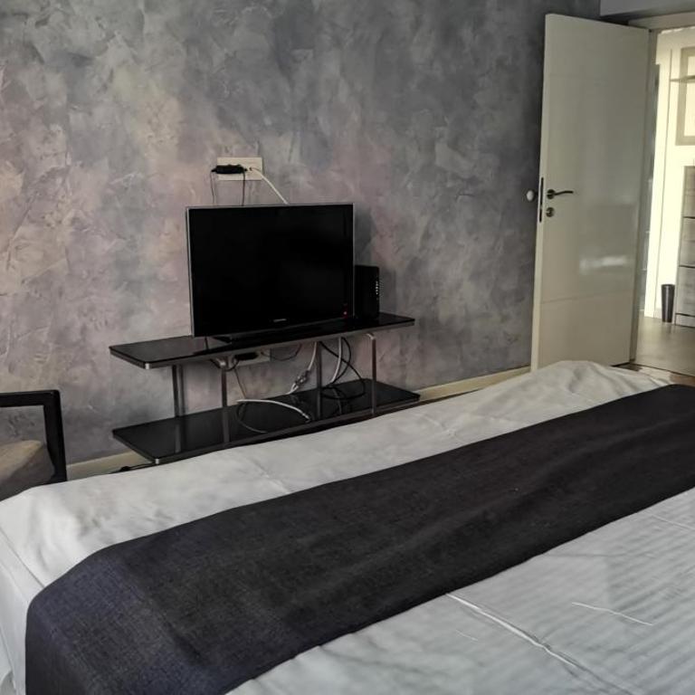 Nice Two Bedroom Apartment with FREE Parking - Two-Bedroom Apartment - 5