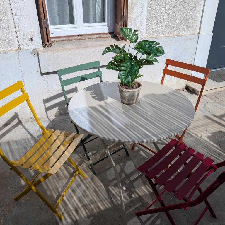 Kavi-T3 Cozy - Medieval City 4 min - Air-Conditioning-Parking - Two-Bedroom Apartment with Terrace - 5