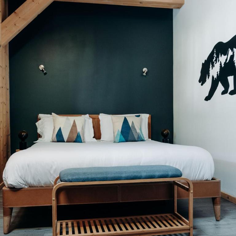 La Villa d'Hélène Chambre d'hôtes BnB - Cluses - Parking Voiture - Moto - Vélo - Chambre Double avec Salle de Bains Commune - 3