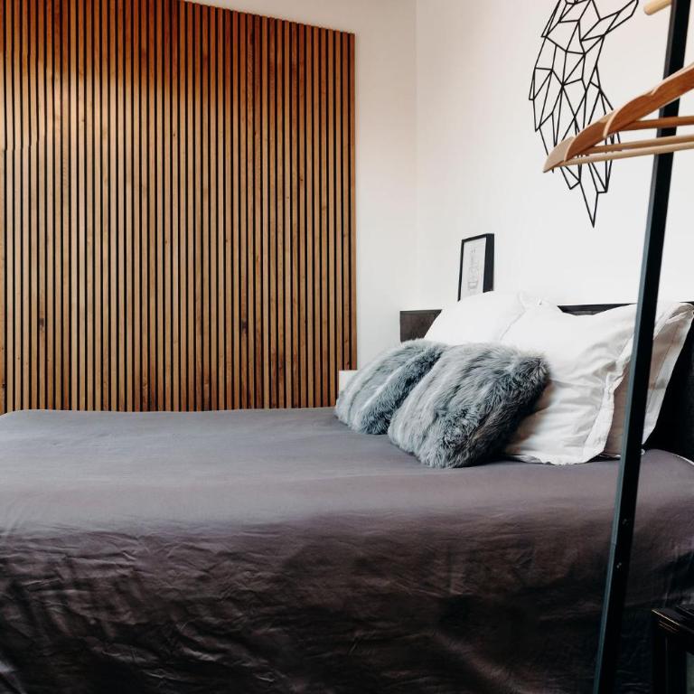 La Villa d'Hélène Chambre d'hôtes BnB - Cluses - Parking Voiture - Moto - Vélo - Chambre Lit King-Size - 5