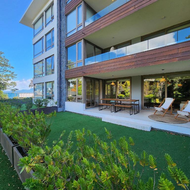 Modern Building Facing the Lake - Two-Bedroom Apartment with Balcony - 25