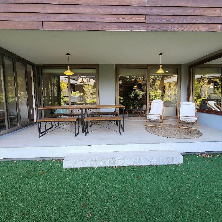 Modern Building Facing the Lake - Two-Bedroom Apartment with Balcony - 24