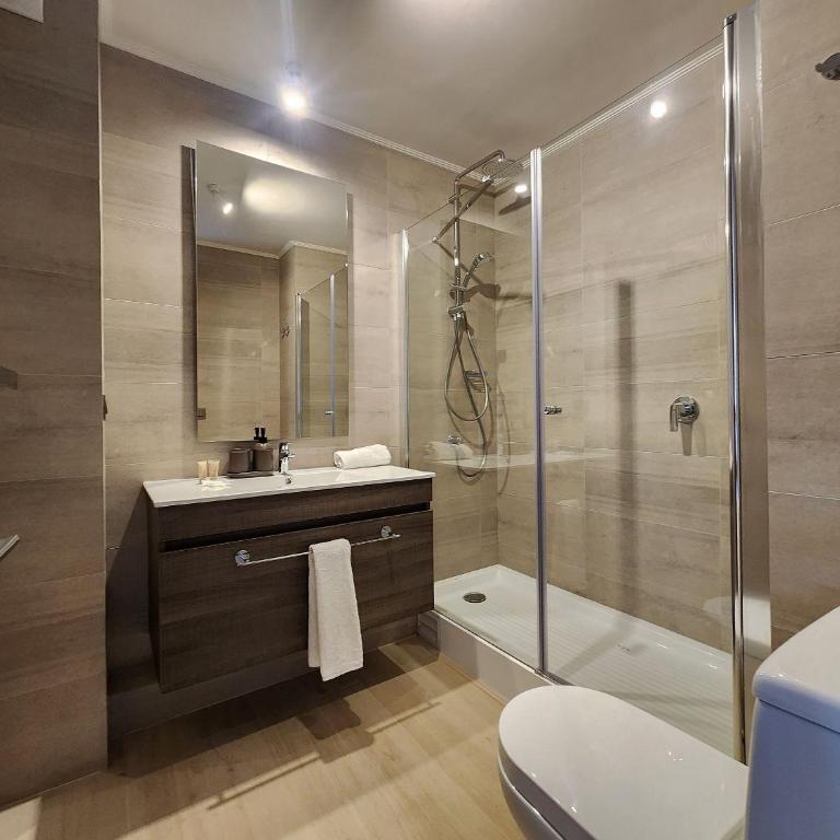 Modern Building Facing the Lake - Two-Bedroom Apartment with Balcony - 36