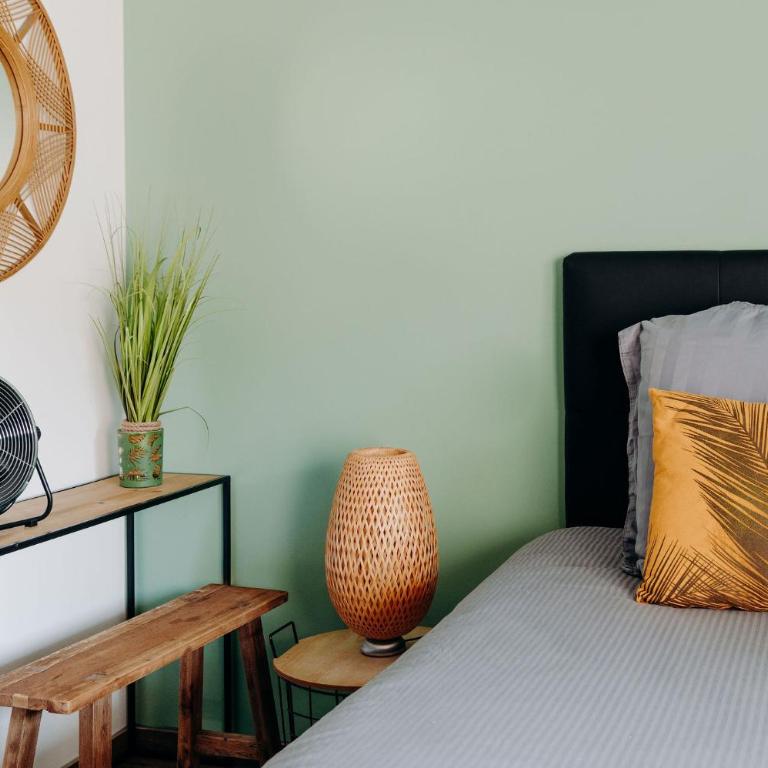 La Villa d'Hélène Chambre d'hôtes BnB - Cluses - Parking Voiture - Moto - Vélo - Chambre Lit Queen-Size - 5
