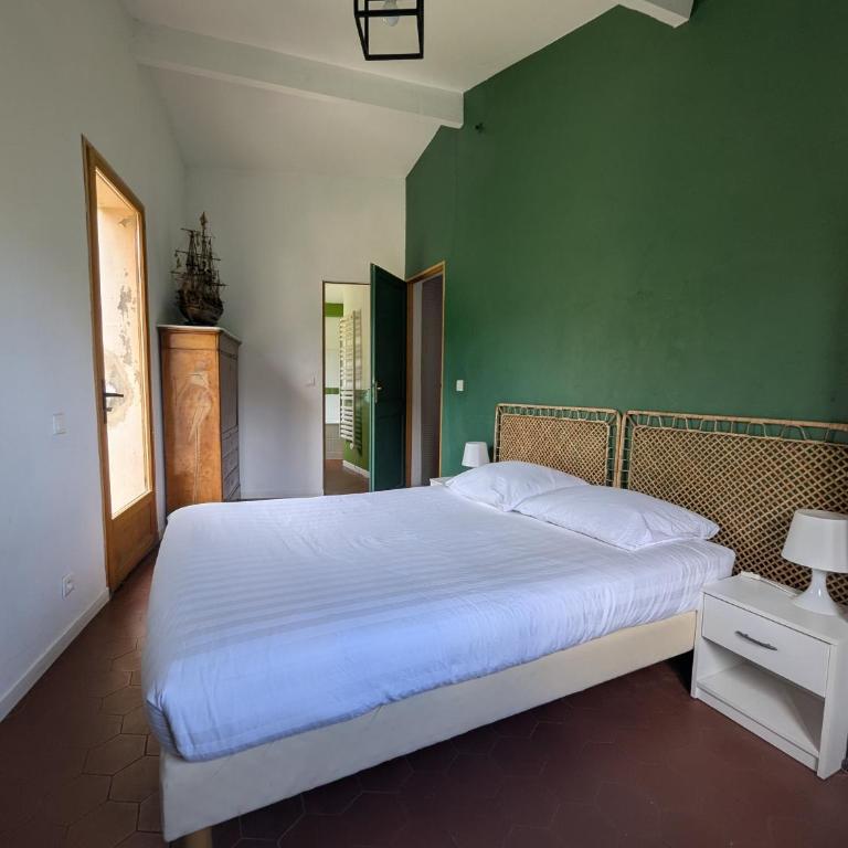 Maison de famille entre mer & collines - Charme, citronniers et tranquillité - accès marche et sentier 3 min - Maison 4 Chambres - 17