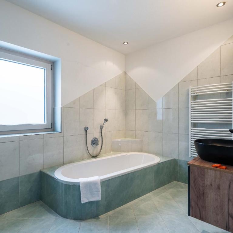 Appartement Haus Elise by we rent, SUMMERCARD INCLUDED - Deluxe Apartment mit 2 Schlafzimmern und Gartenblick - 14