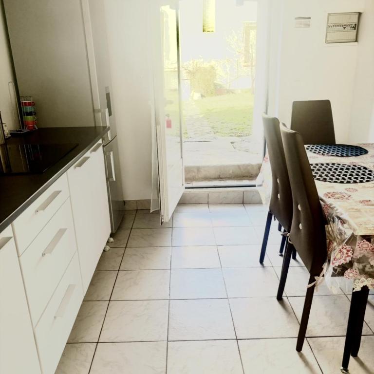 Appartement rez-de-chaussée avec jardin, climatisation et parking - Apartment mit 1 Schlafzimmer - 4