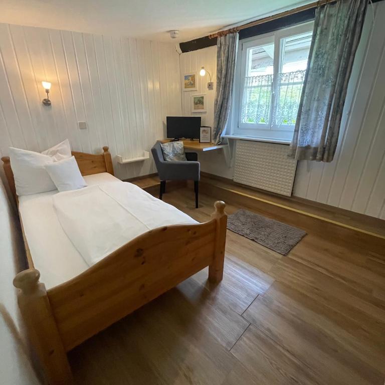 Hotel Gasthof Inselgraben garni - Einzelzimmer mit externem Gemeinschafts-WC und Gemeinschaftsdusche - 3