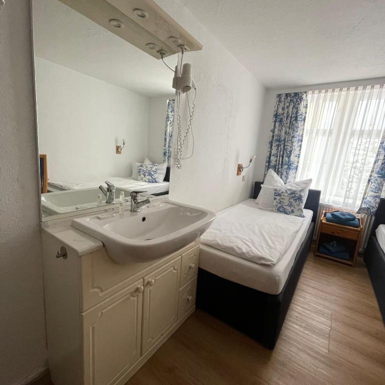 Hotel Gasthof Inselgraben garni - Standard Zweibettzimmer mit externem Gemeinschafts-WC und Gemeinschaftsdusche - 6
