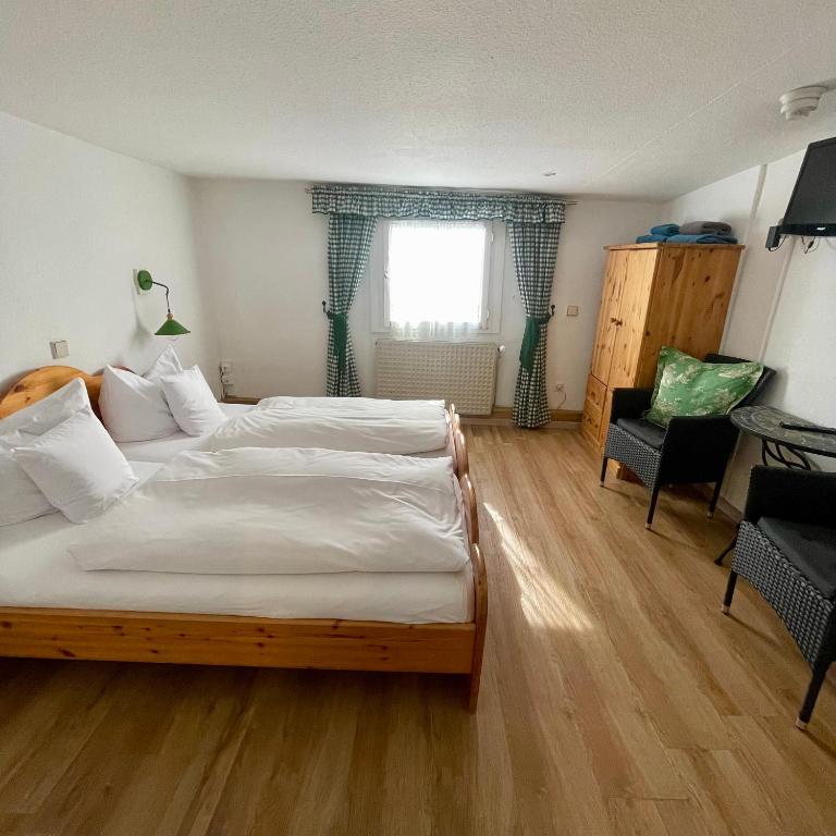 Hotel Gasthof Inselgraben garni - Doppelzimmer (Deckenhöhe 2 Meter) mit externem Gemeinschafts-WC und Gemeinschaftsdusche - 3