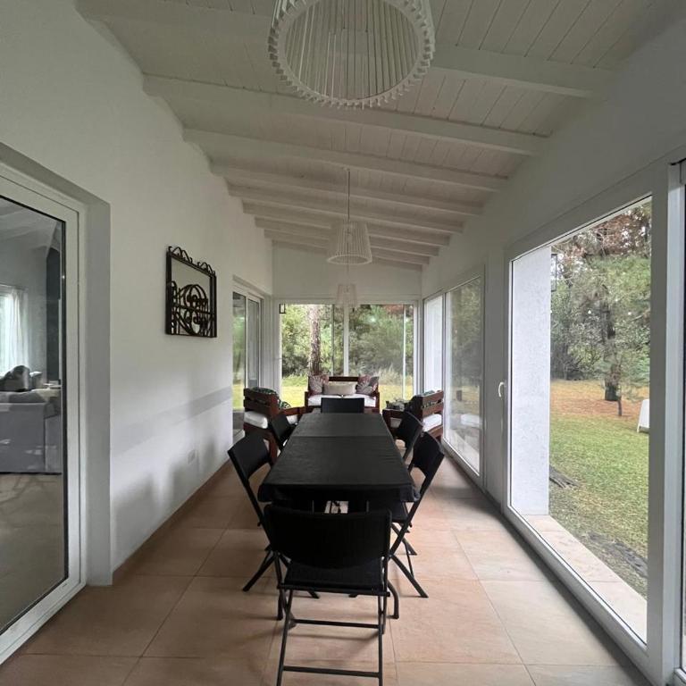 Casa con parque y pileta en Costa Esmeralda - Casa Vacacional de 3 dormitorios - 4