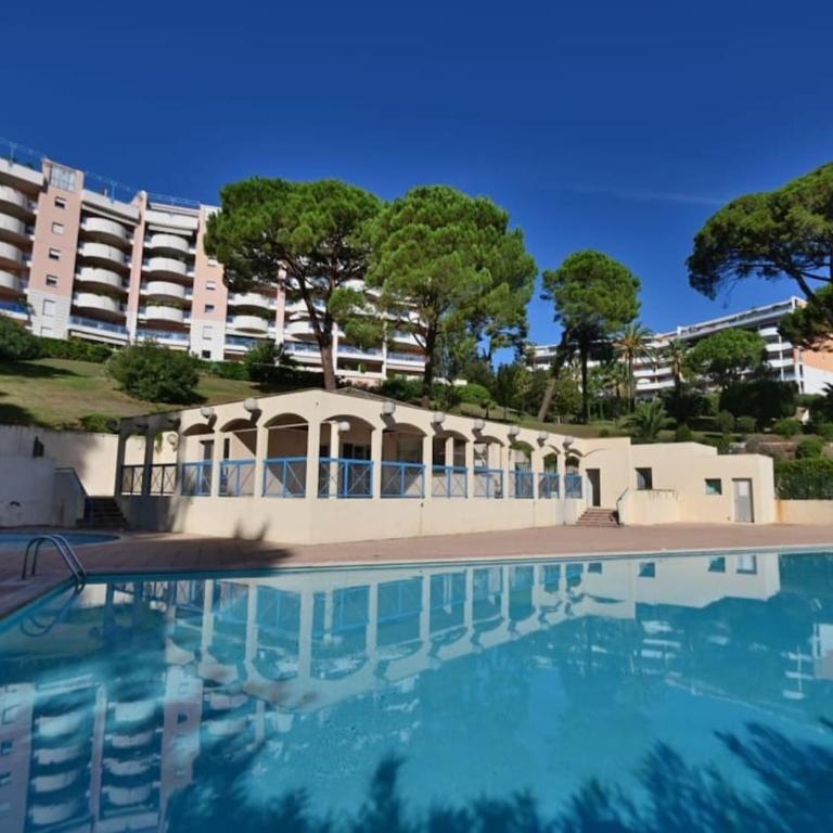 2pieces appartement avec jardin piscine et tennis à Cannes La Bocca - Apartment mit 1 Schlafzimmer - 4