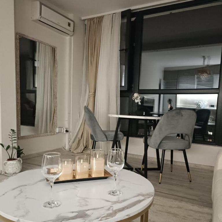 Top view - One-Bedroom Apartment - 2