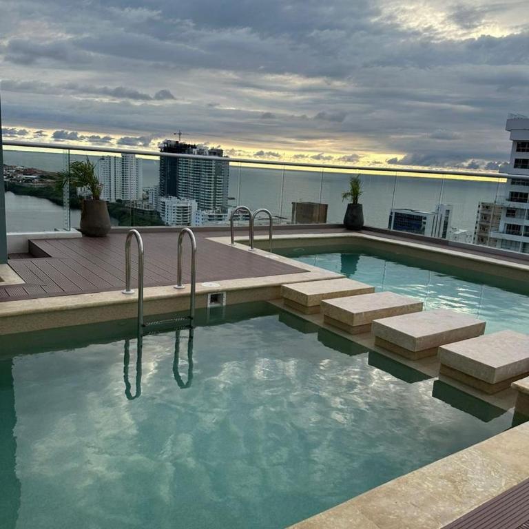 Hermoso Apartamento con vista al mar - Three-Bedroom Apartment - 1