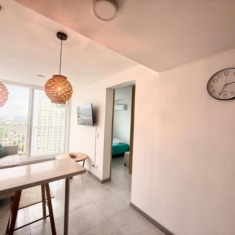 Hermoso Apartamento con vista al mar - Three-Bedroom Apartment - 12
