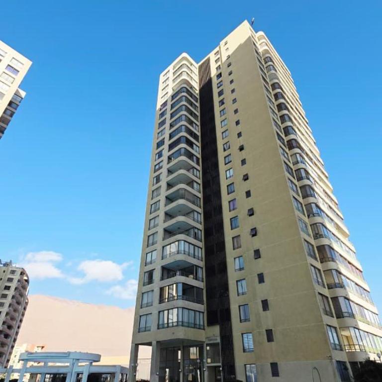 Exclusivo departamento con vista al mar frente a Playa Cavancha Iquique - Three-Bedroom Apartment - 1