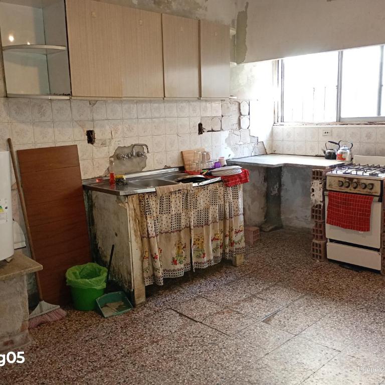 Refugio basico para hasta 10 personas - Four-Bedroom House - 8