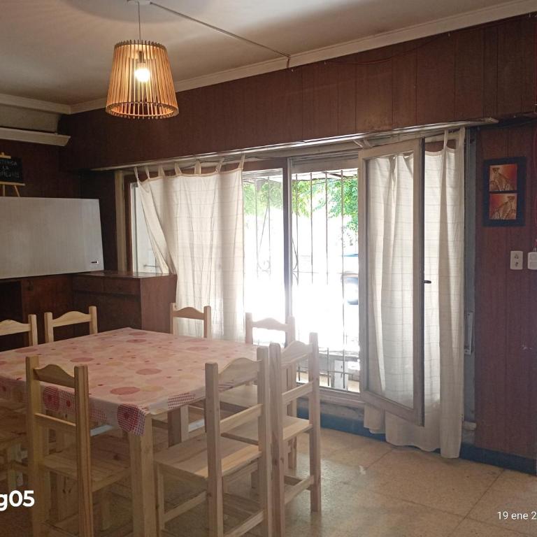 Refugio basico para hasta 10 personas - Four-Bedroom House - 1
