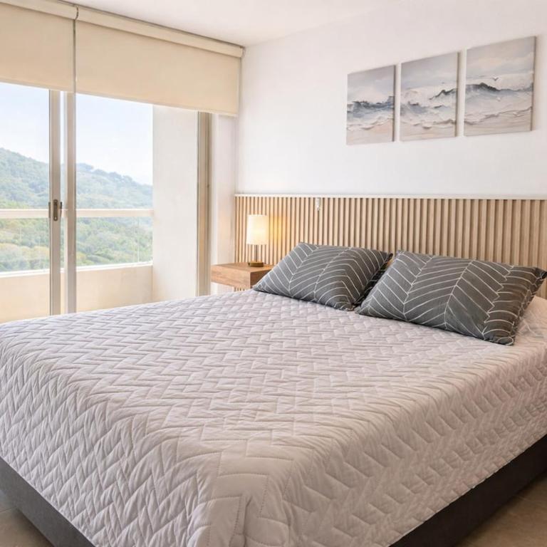 vista al mar y montañas piscina salida a playa - One-Bedroom Apartment - 40