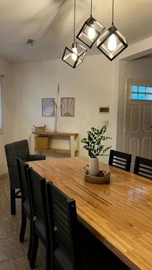 Mirador Rest House - Casa entera con pileta privada - Three-Bedroom House - 69