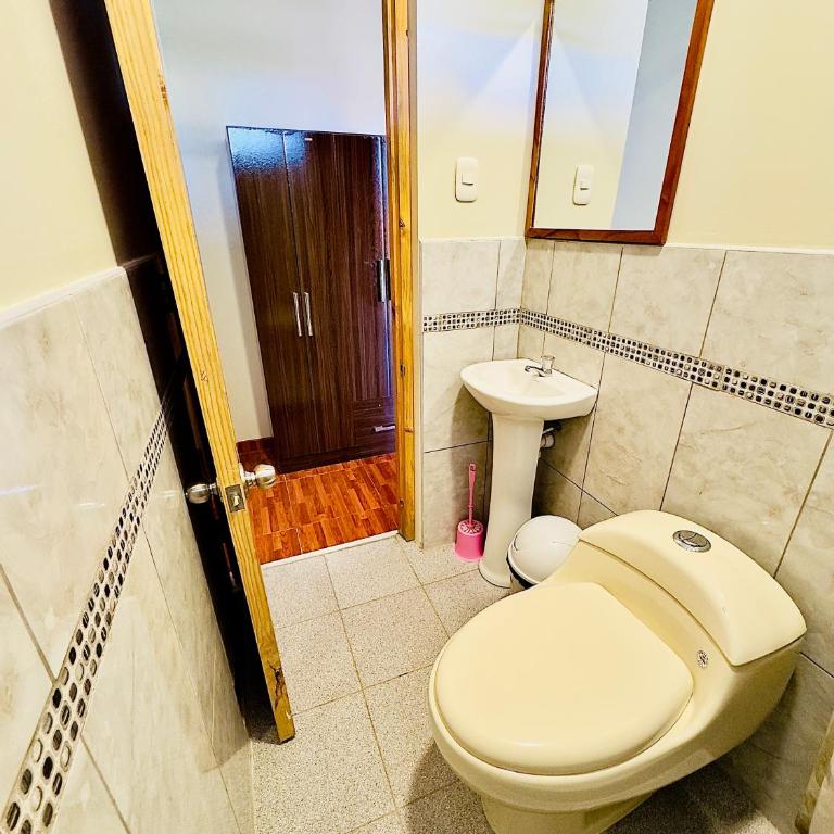 Casa Familiar TOVCA Oxapampa - Double Room with Private Bathroom - 5