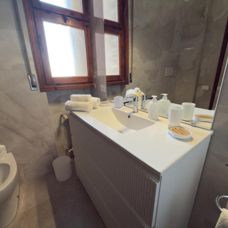 Harmony Home in Florence - Two-Bedroom Apartment with Balcony - 7