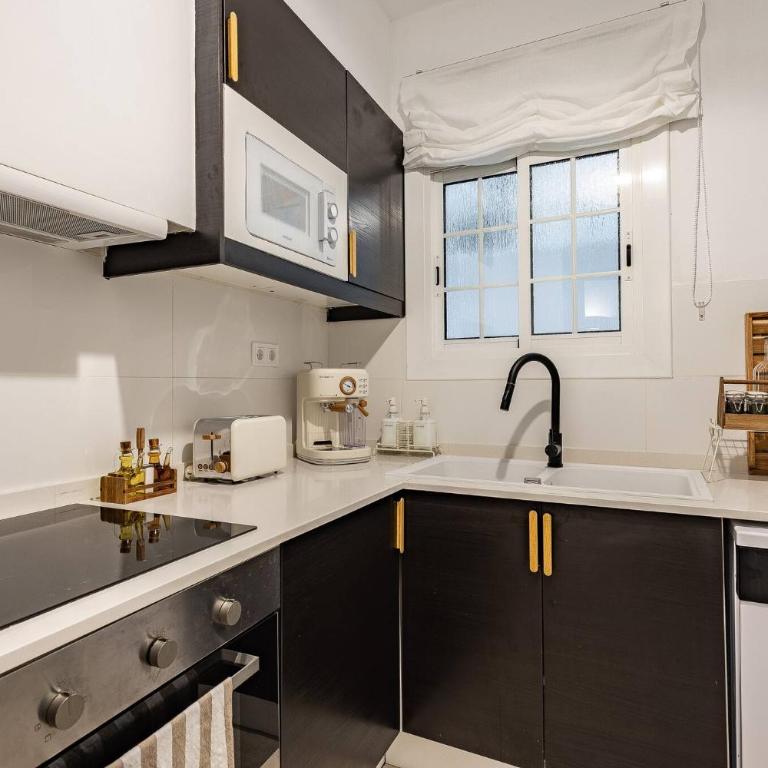 City Centre - Mediterranean Vibes - Three-Bedroom Apartment - 24