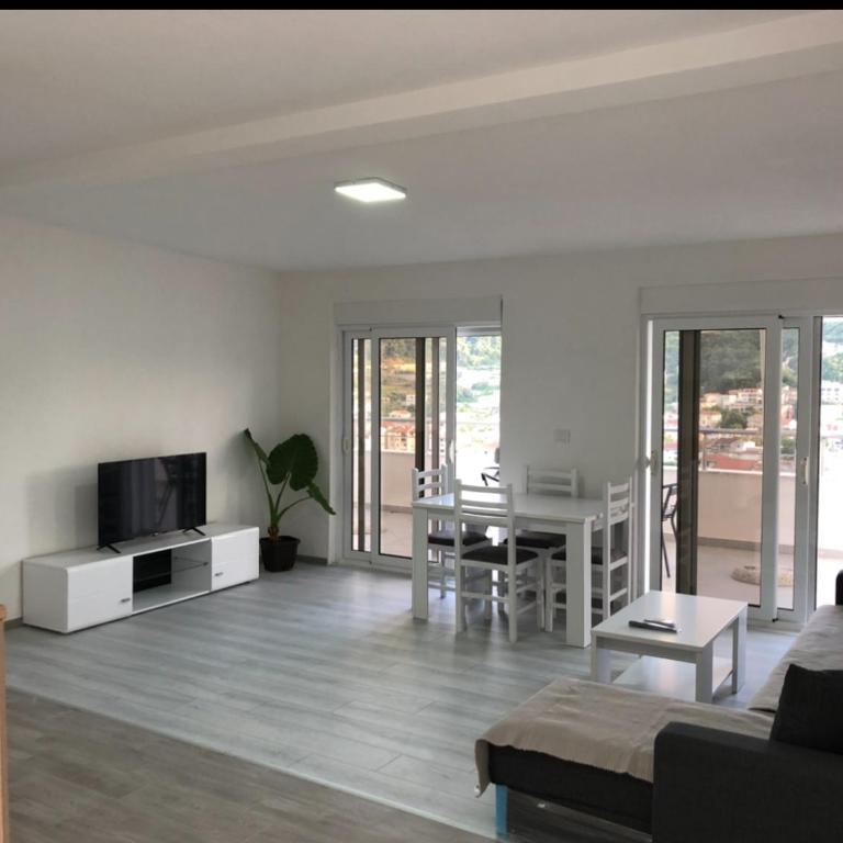 Apart Sara - Apartman sa 2 Spavaće Sobe, Terasom i Pogledom na More - 2
