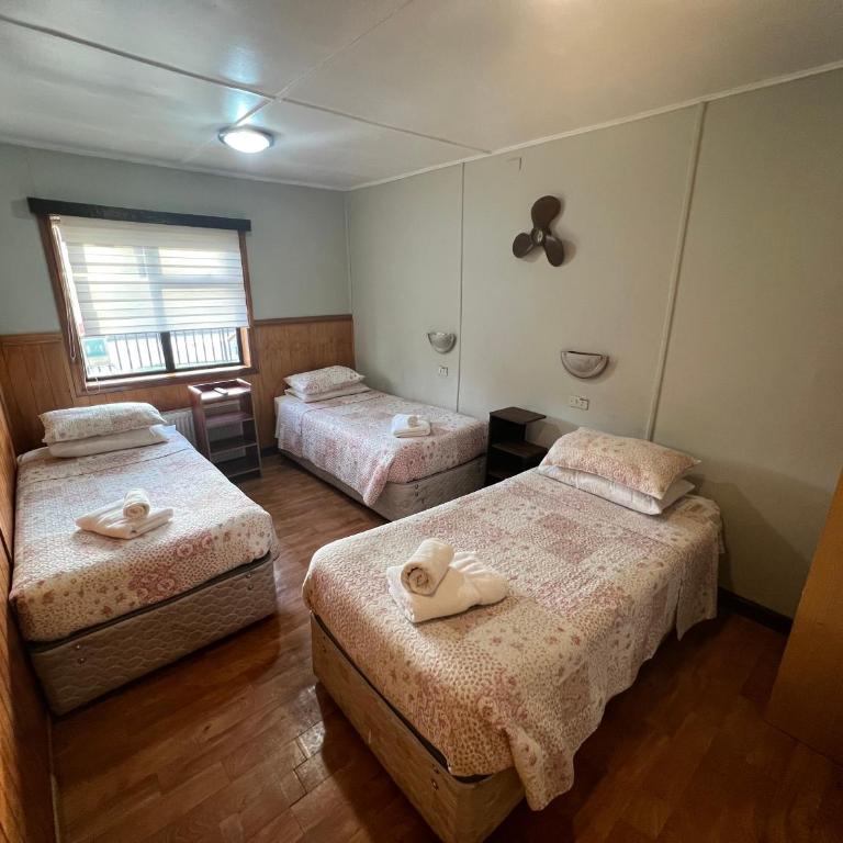 HOSTAL VICTORIA - Triple Room with Private External Bathroom - 2