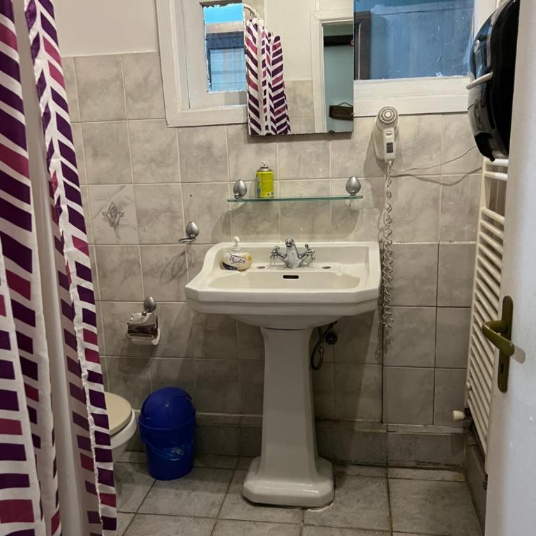 HOSTAL VICTORIA - Triple Room with Private External Bathroom - 3
