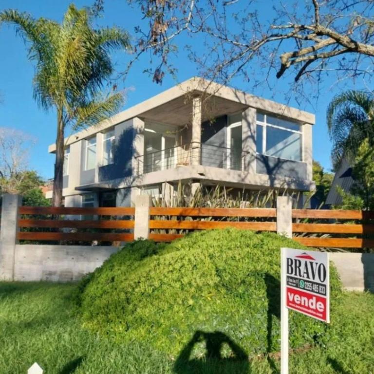 Excelente Casa Moderna en Villa Gesell Zona Norte - Three-Bedroom House - 1