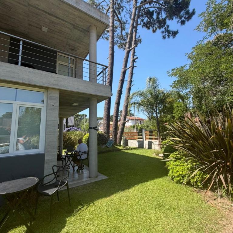 Excelente Casa Moderna en Villa Gesell Zona Norte - Three-Bedroom House - 11