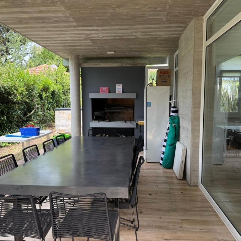 Excelente Casa Moderna en Villa Gesell Zona Norte - Three-Bedroom House - 24