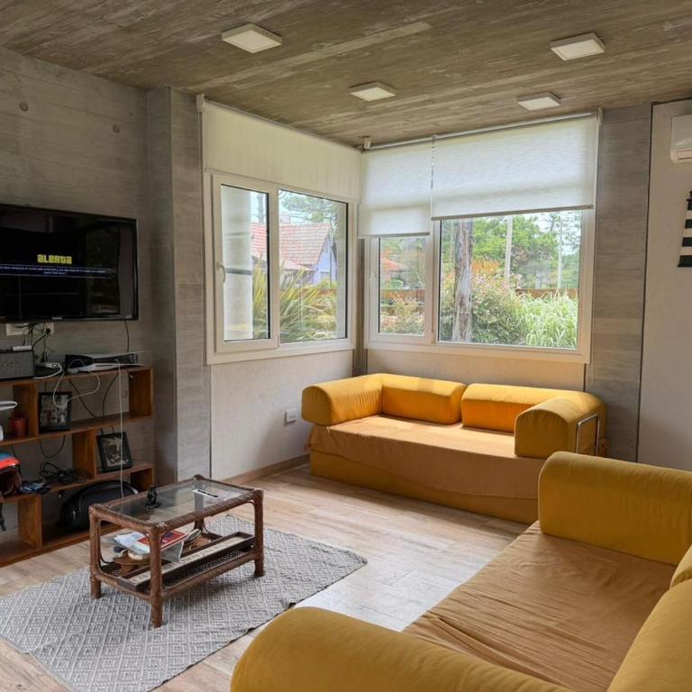 Excelente Casa Moderna en Villa Gesell Zona Norte - Three-Bedroom House - 25