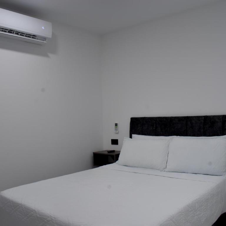 Hotel Casa Camoa - Double Room with Private Bathroom - 3