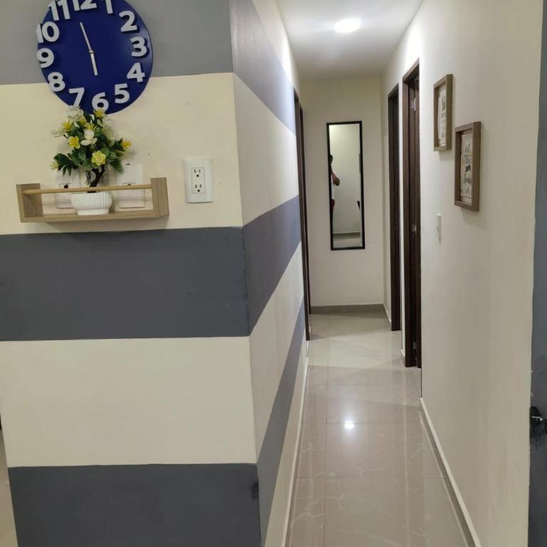 Lujoso apartamento muy cerca a la Playa - Three-Bedroom Apartment - 6