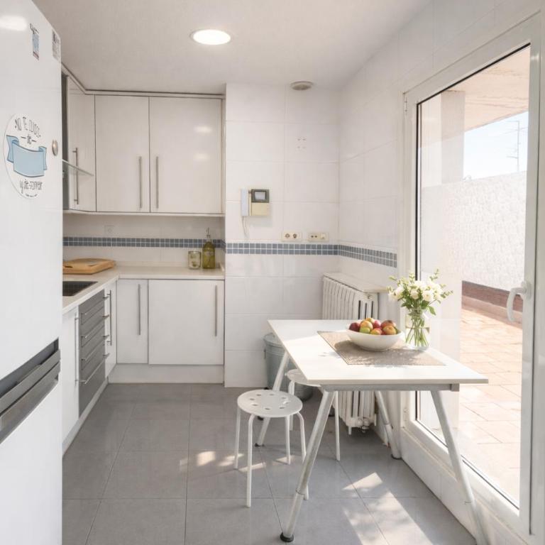 Apartamento espacioso - 2 dormitorios - 2 baños - Cerca del metro - Two-Bedroom Apartment - 12
