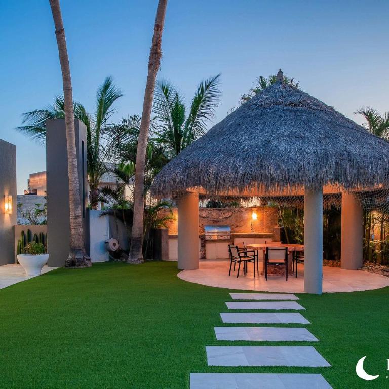 Oceanfront Villa with Pool, Hot Tub & Beach Access - Apartamento - 27
