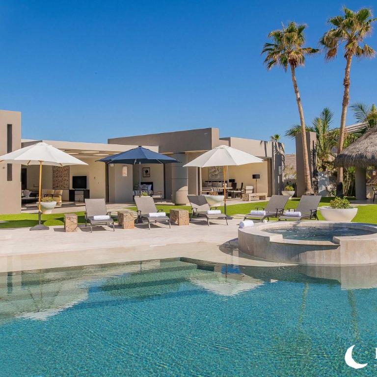 Oceanfront Villa with Pool, Hot Tub & Beach Access - Apartamento - 1