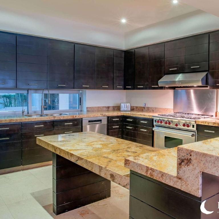 Oceanfront Villa with Pool, Hot Tub & Beach Access - Apartamento - 7