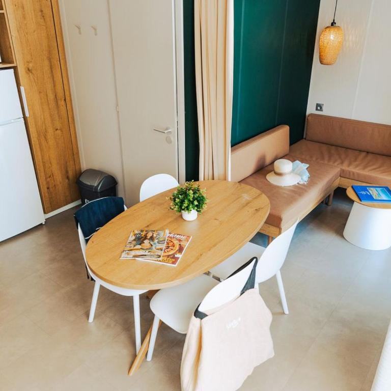 Mobil-home avec terrasse, 2 chambres doubles, cuisine équipée - API-1-52-1467 - Mobile Home - 12