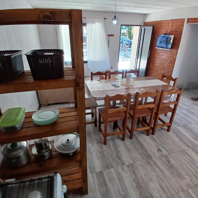 CASA 3 DORMITORIOS MATRIMONIALES y PARQUE - Three-Bedroom House - 5