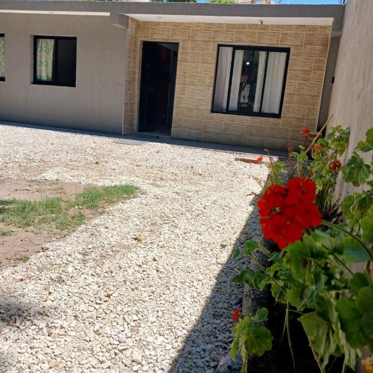 CASA 3 DORMITORIOS MATRIMONIALES y PARQUE - Three-Bedroom House - 1
