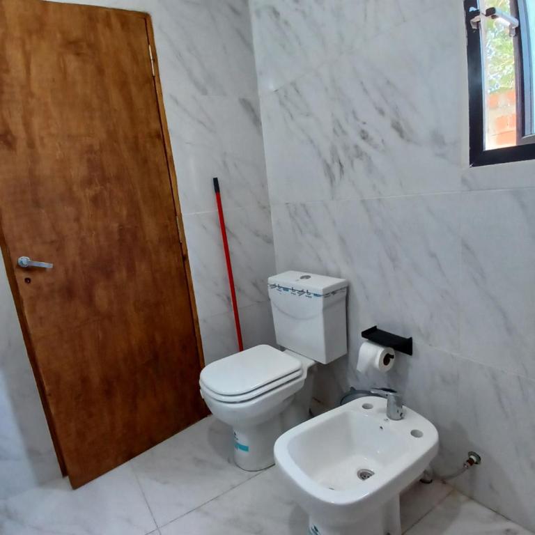 CASA 3 DORMITORIOS MATRIMONIALES y PARQUE - Three-Bedroom House - 9
