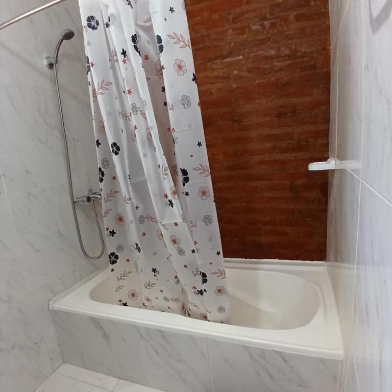 CASA 3 DORMITORIOS MATRIMONIALES y PARQUE - Three-Bedroom House - 10