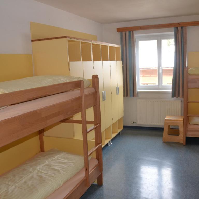 Jugendpension Müllauerhof - Zimmer für 6 Personen - 9