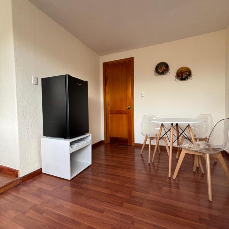 Suits céntricas y seguras - Habitación Doble con baño privado - 8