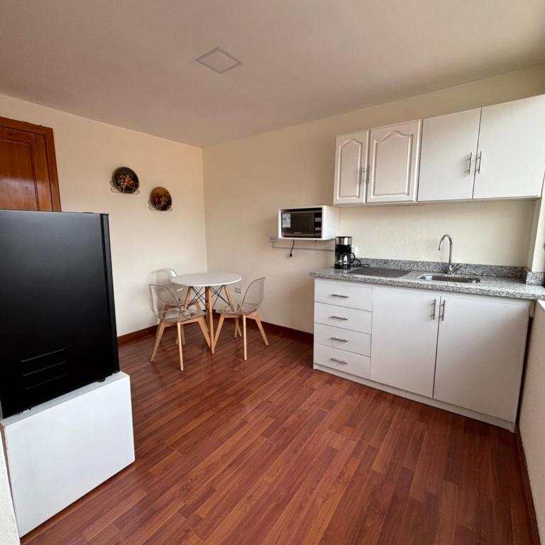 Suits céntricas y seguras - Habitación Doble con baño privado - 13