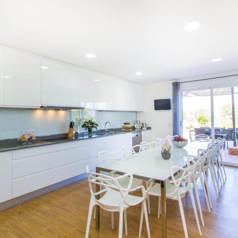 La Tierra - Six-Bedroom Holiday Home - 9