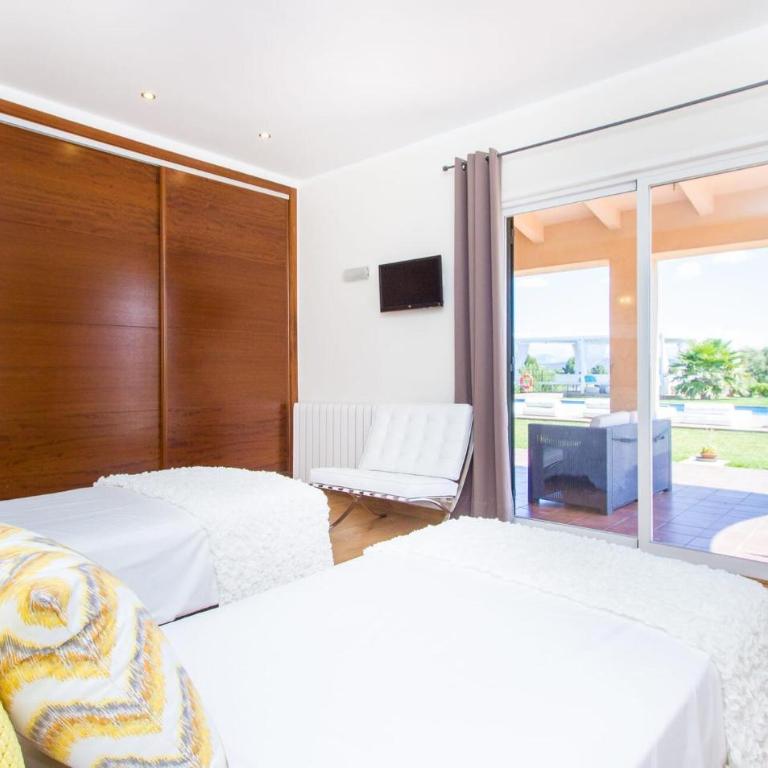 La Tierra - Six-Bedroom Holiday Home - 11